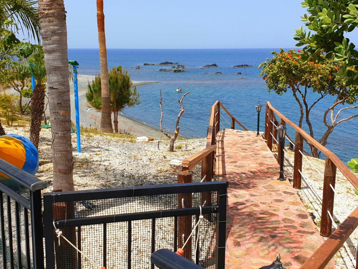 Astrofegia Beachfront Villa Pomos Buitenkant foto