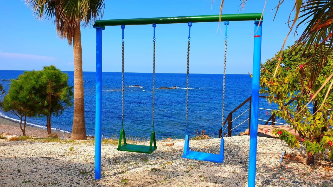 Astrofegia Beachfront Villa Pomos Buitenkant foto