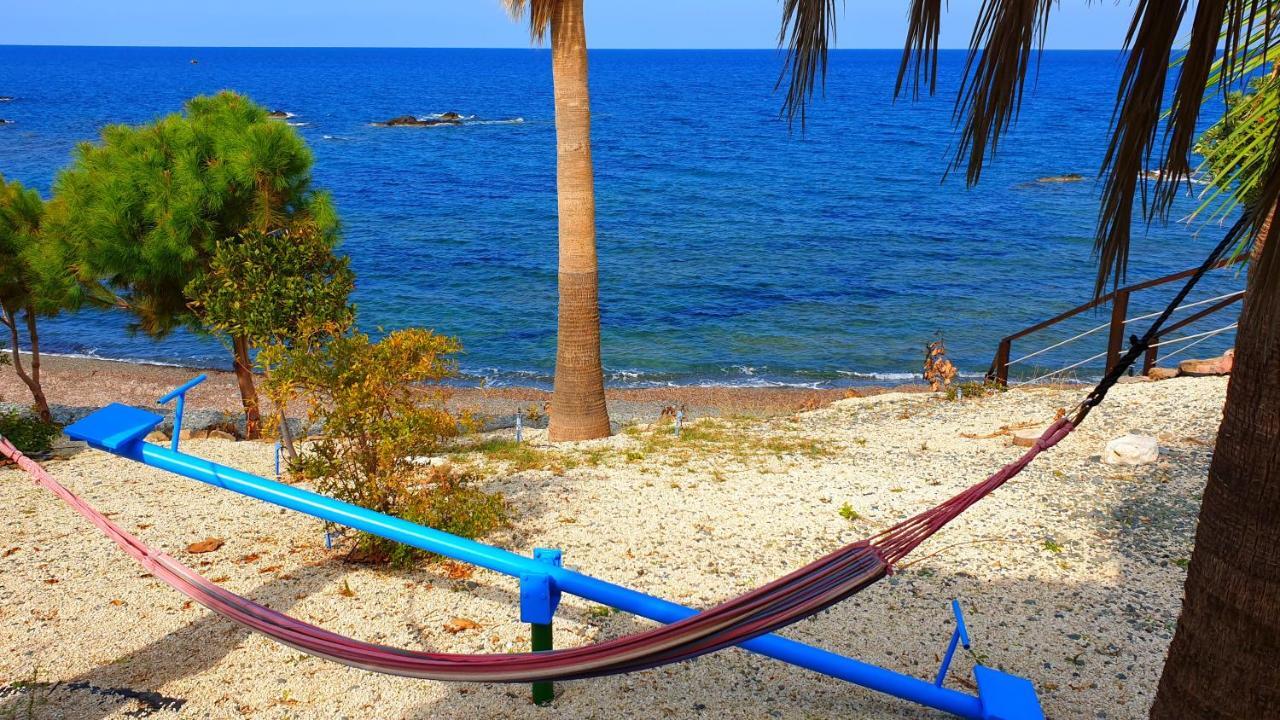 Astrofegia Beachfront Villa Pomos Buitenkant foto